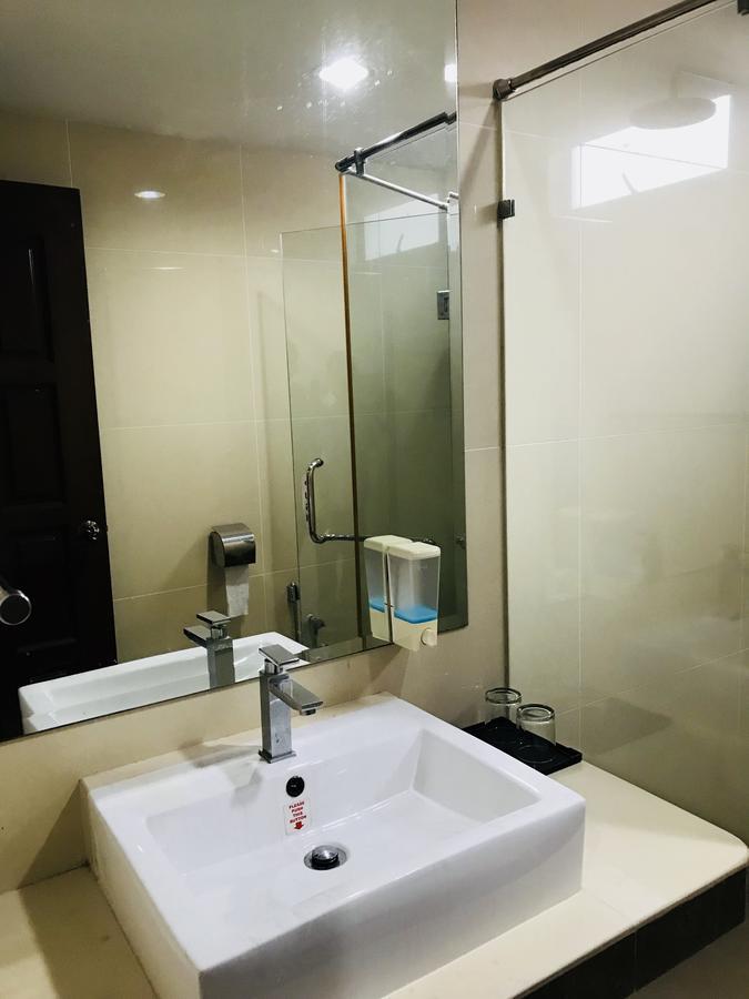 Family Hotel Klang Bagian luar foto