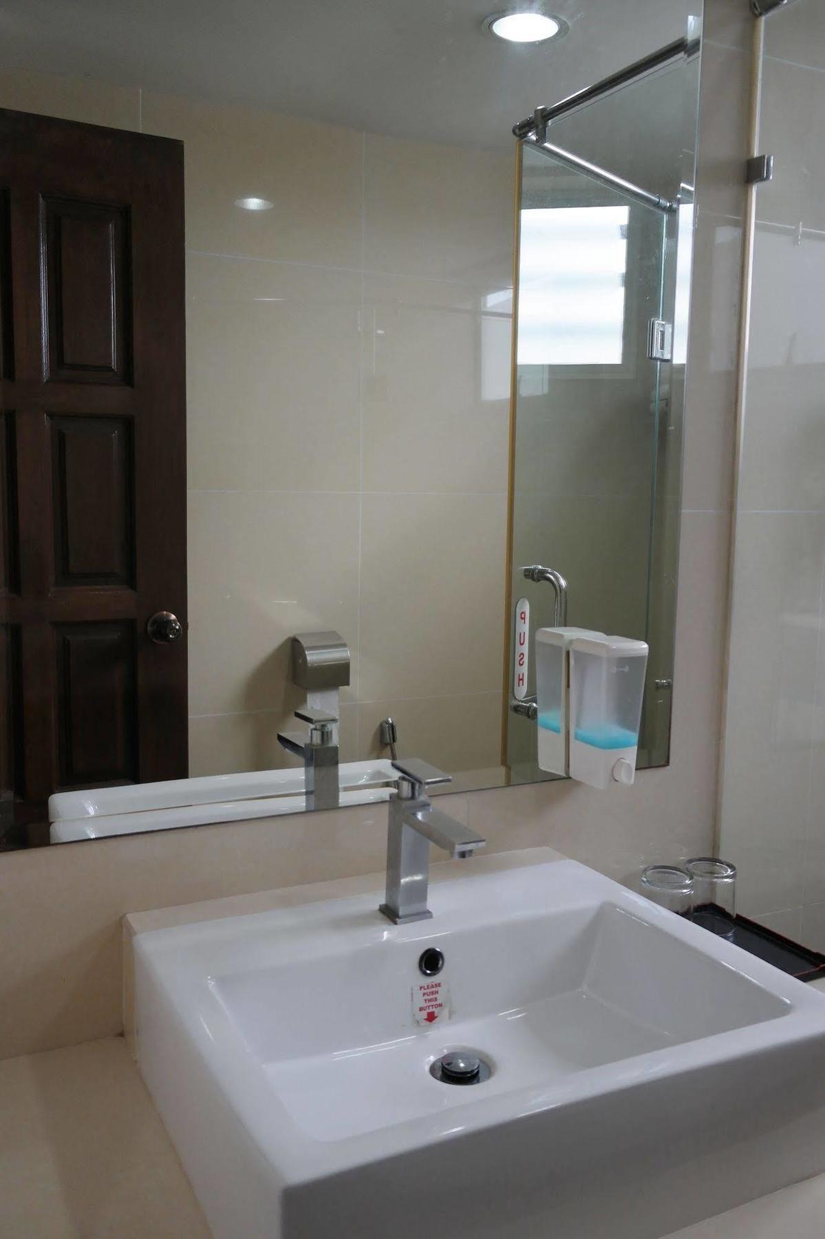 Family Hotel Klang Bagian luar foto