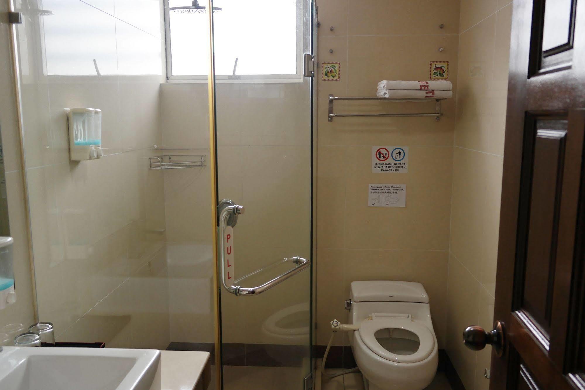 Family Hotel Klang Bagian luar foto