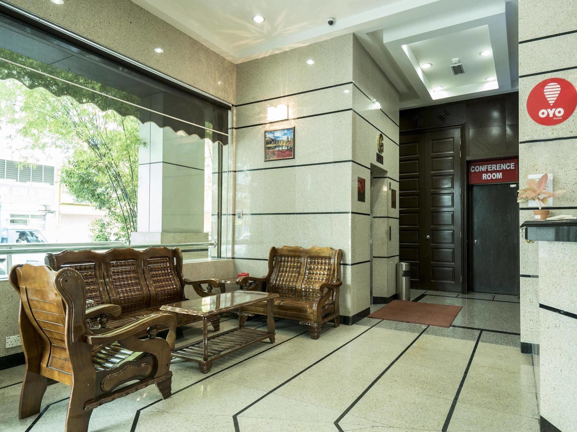 Family Hotel Klang Bagian luar foto