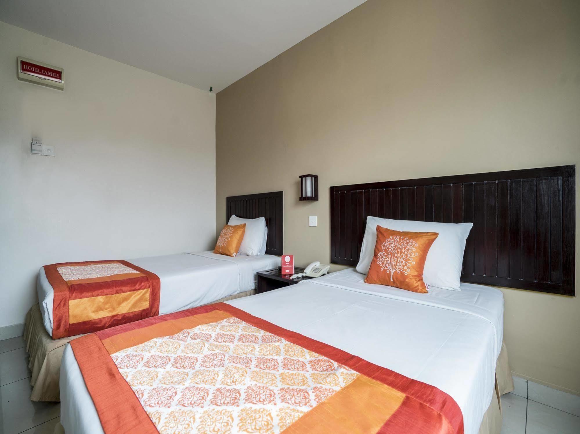 Family Hotel Klang Bagian luar foto